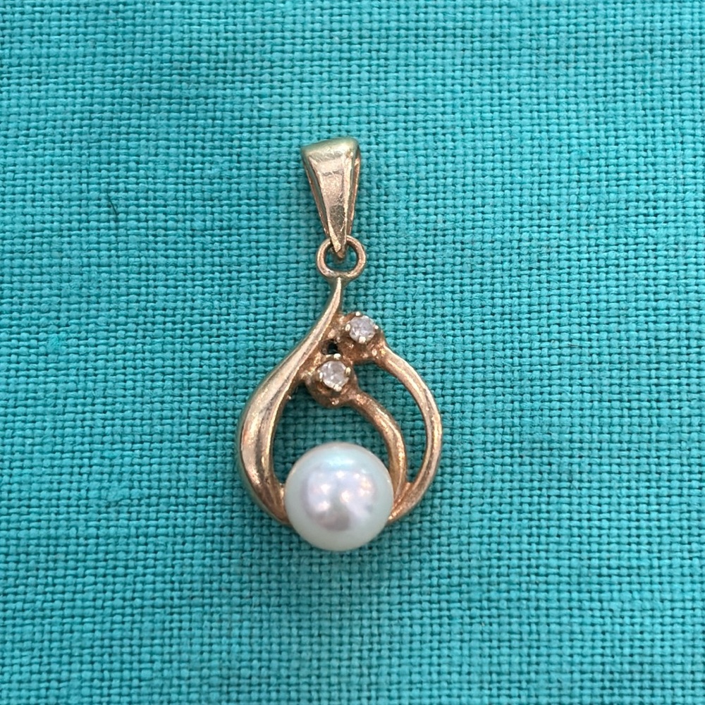 💛🤍 Vintage Solid Gold Pearl and Diamond Pendant